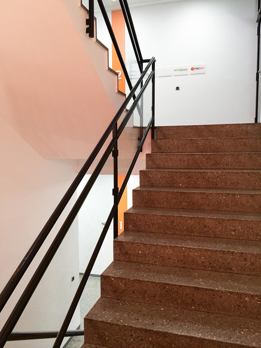 »Der orange Faden« zieht sich durch das Treppenhaus
