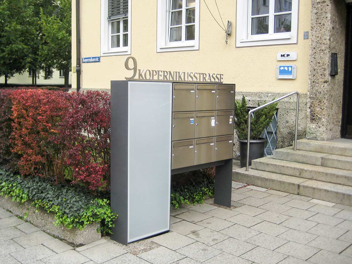 Briefkasten und Kommunikationsfläche unbeschriftet