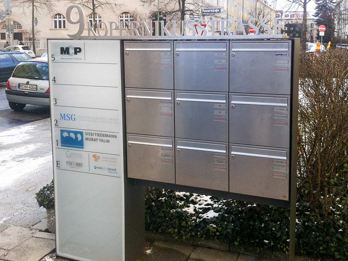 Briefkasten und Kommunikationsfläche beschriftet