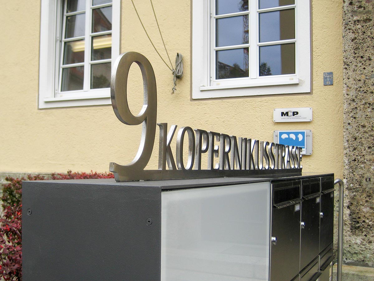 Seitenansicht des Schriftzuges aus Edelstahl