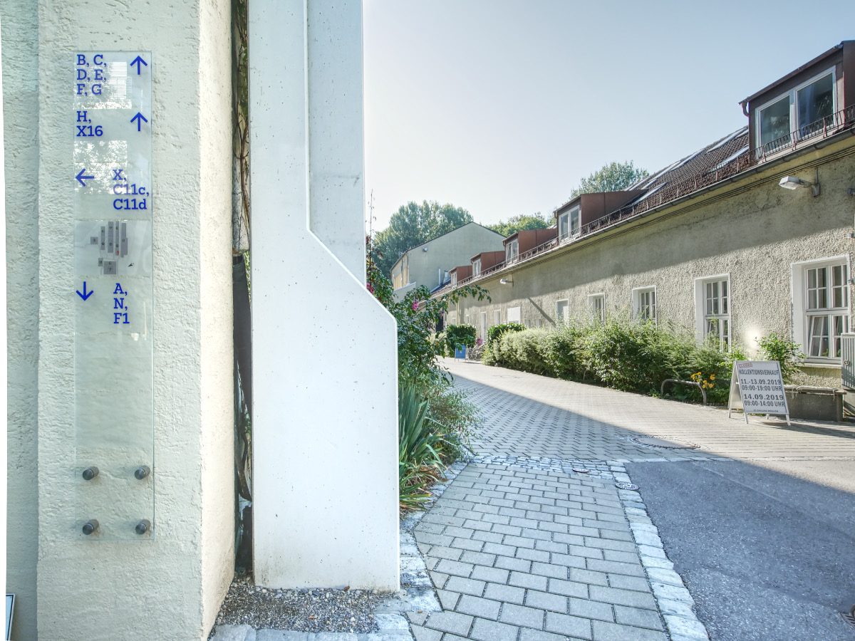 Wegweiser aus Sicherheitsglas, wandmontiert