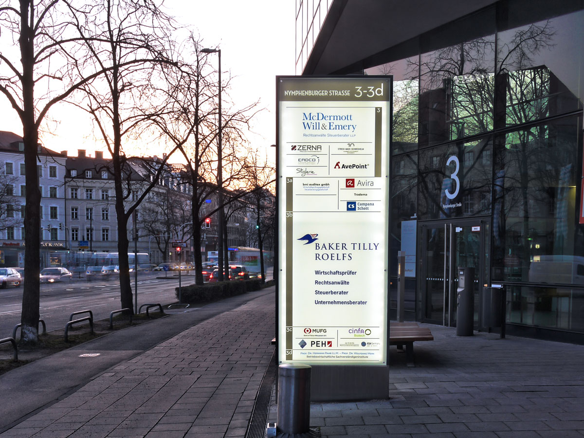 An der Zufahrt zum Campus steht eine Firmenübersicht