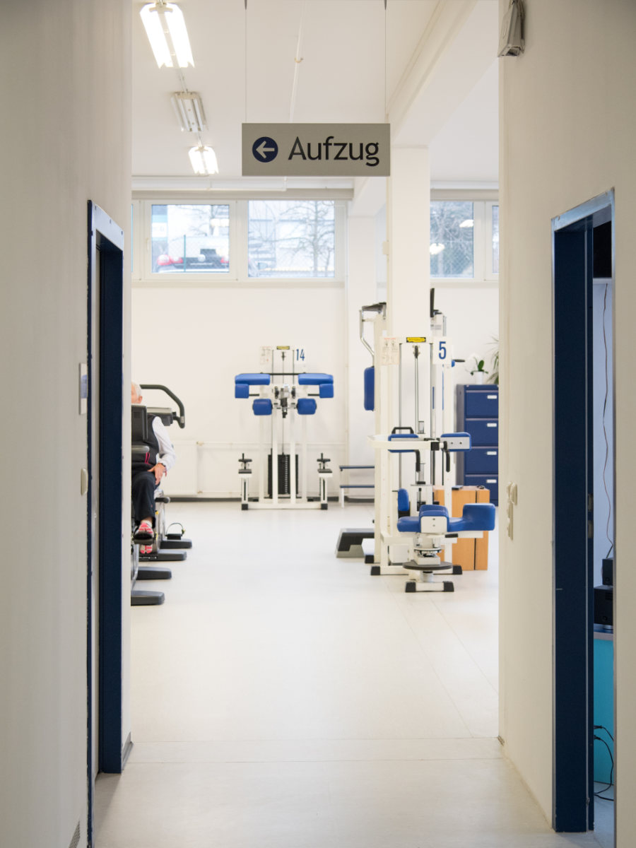 Wegweiser von der Decke abgehängt