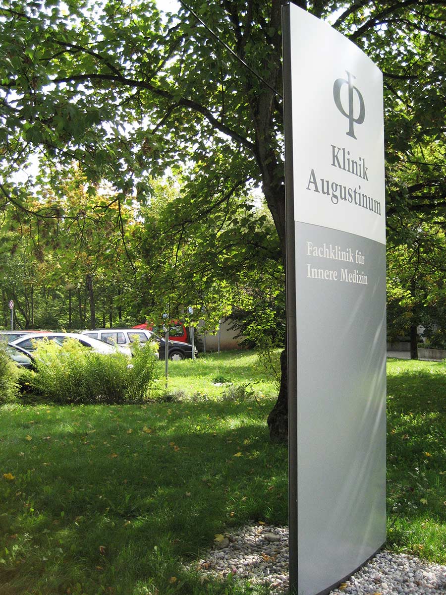Seitenansicht einer konvexen Stele