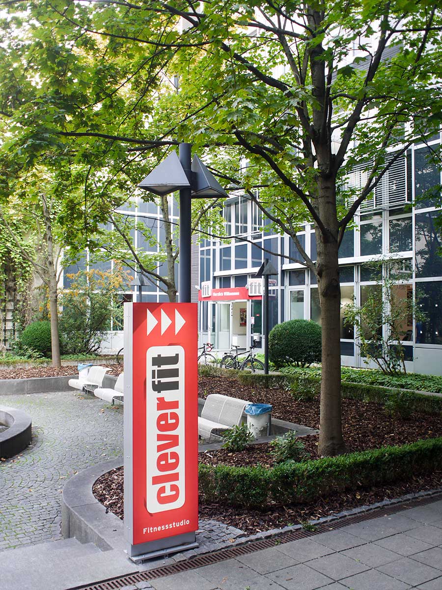 freistehende Stele mit LED gleichmässig ausgeleuchtet