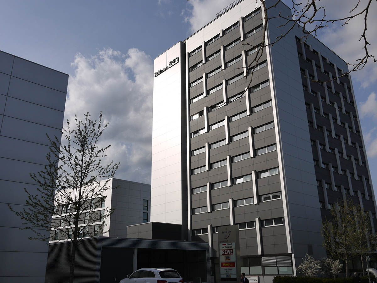 Leuchtreklame am Tower