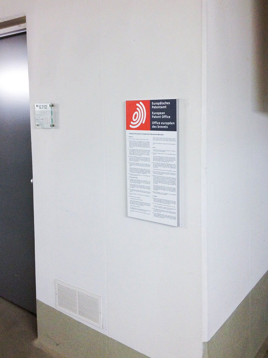 Garagenordnung mit Glastürschild