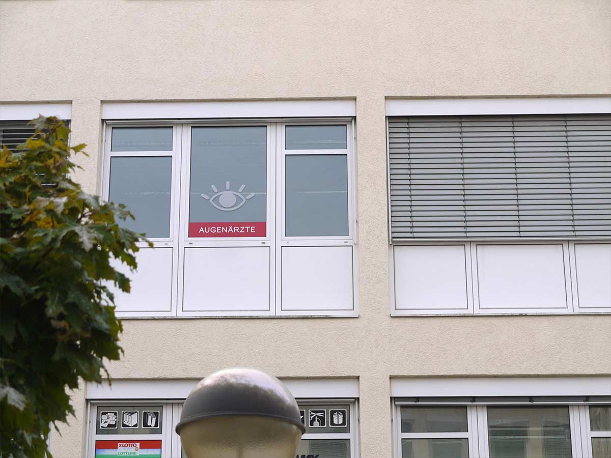 Bildmarke auf dem Wartezimmer-Fenster