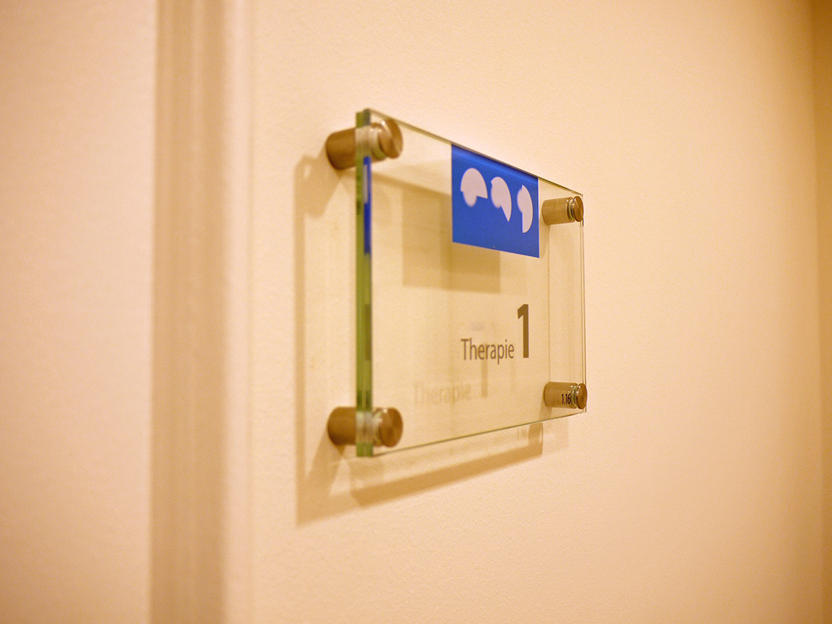 Seitenansicht Glastürschild – Sandwich-Bauweise