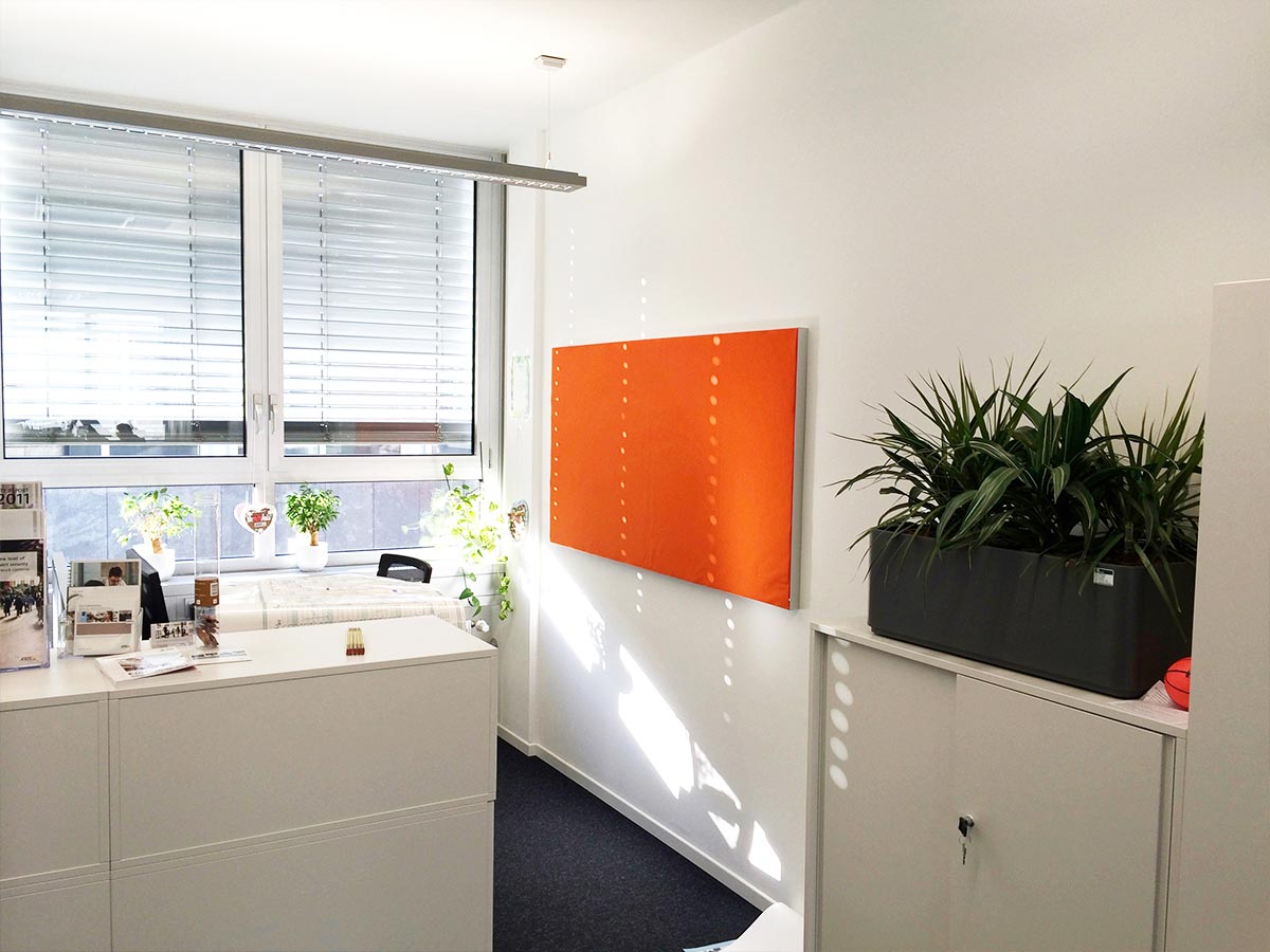 Absorber Pinnwand mit orangen Naturfilz bespannt