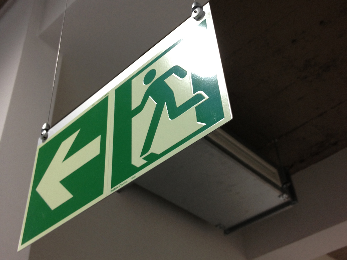 abgehängtes Rettungswegschild