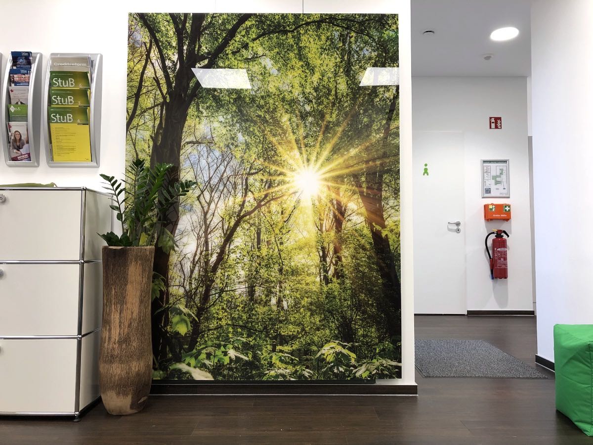 Hinter dem Digitaldruck auf Acrylglas ist ein Verteilerschrank