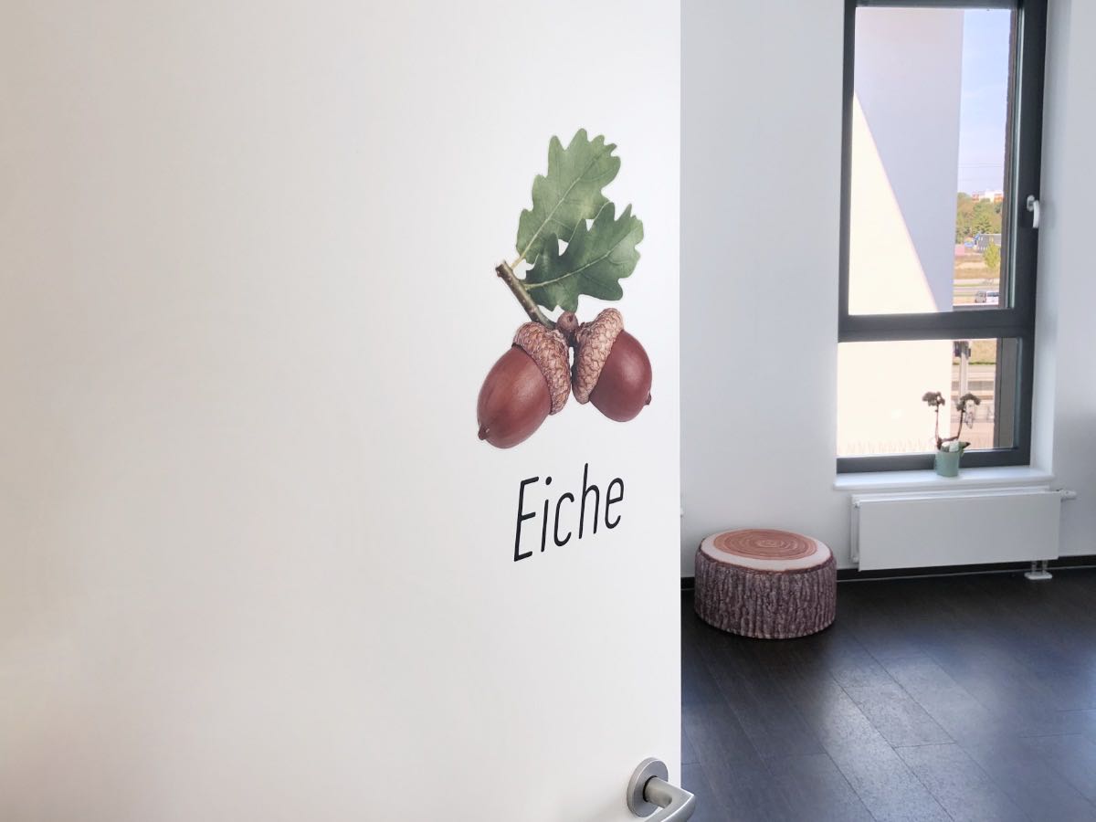 Detail Beschriftung Schulungsraum Eiche