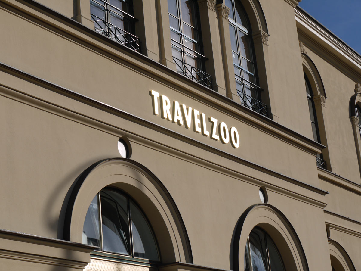 Der »leuchtende« Schriftzug – die vergoldeten Einzelbuchstaben Travelzoo