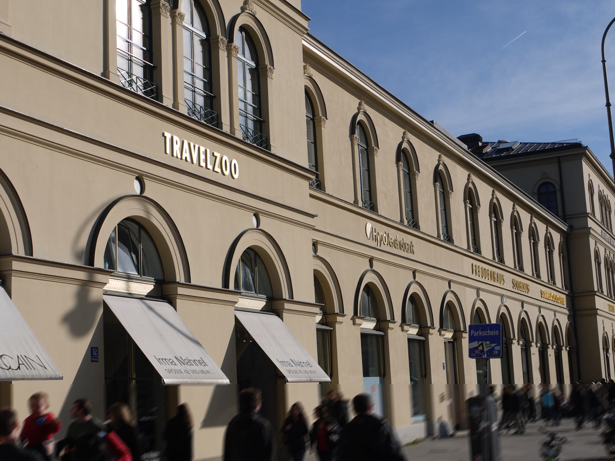 Die Fassade des Basar-Gebäudes im Herzen von München
