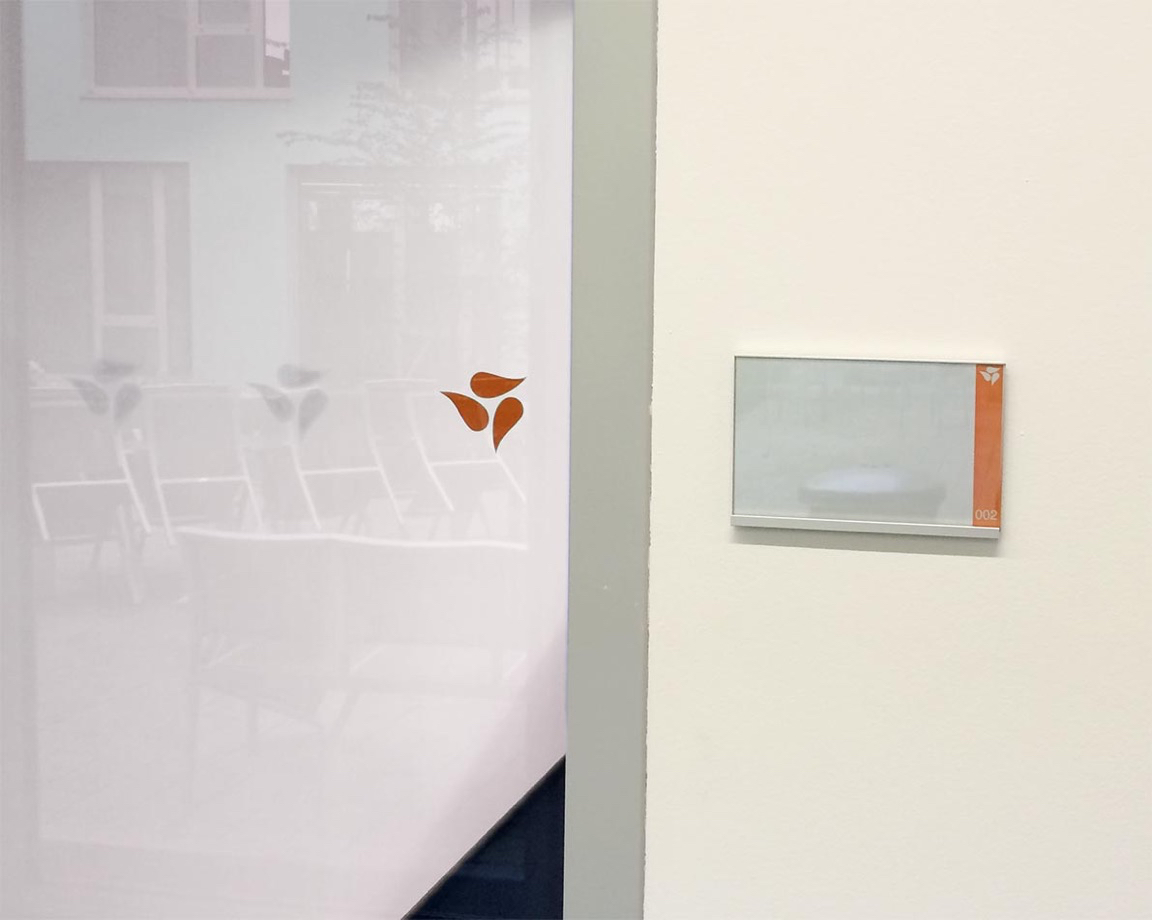 Glastür mit Auflaufschutz Bildmarke Medela - Orange und Sandstrahl-Optik