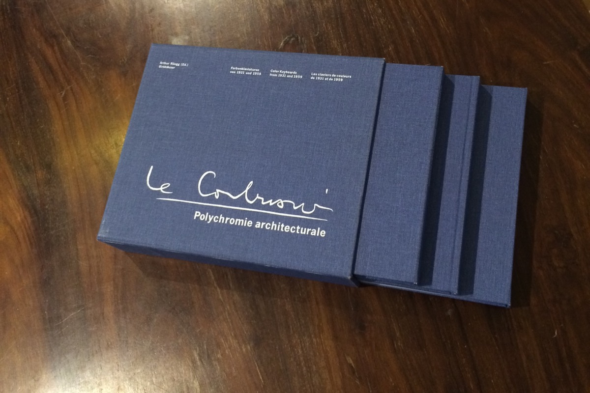 Schuber mit drei Büchern in blauen Leinen.